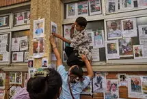 دیوار ۲۵ متری پر از تصاویر مفقودشدگان سیل نپال