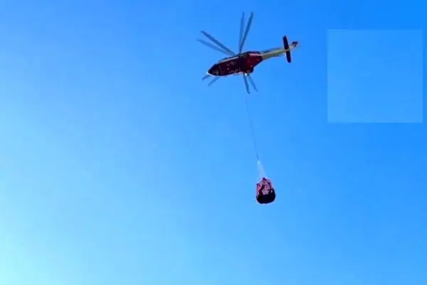 ببینید؛ نجات اسب گرفتار در گل و لای با هلیکوپتر