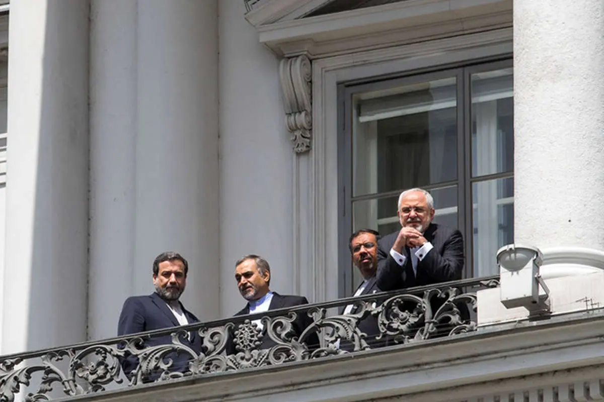(تصاویر) هواخوری ظریف و تیم مذاکرهکننده