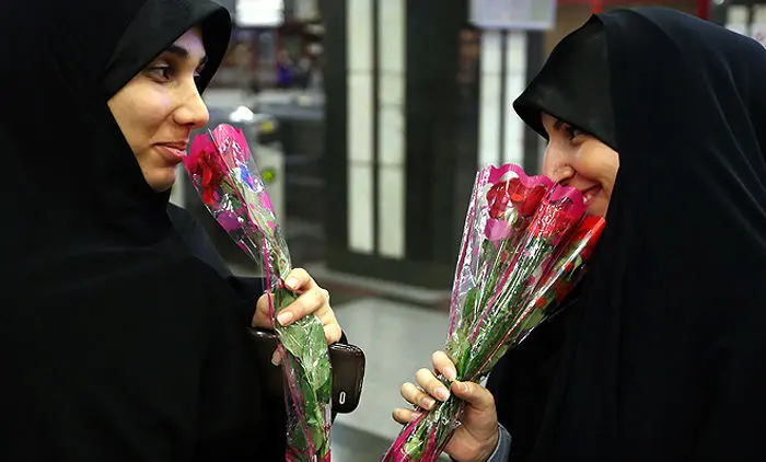 (تصاویر) یک شاخه گل هدیه به بانوان محجبه