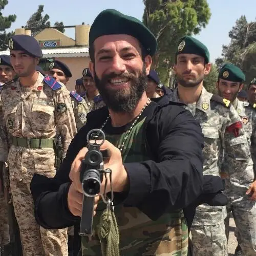 (تصویر) خواننده‌ زیرزمینی در پادگان نظامی