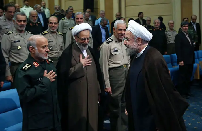 (تصاویر) افطاری روحانی با فرماندهان نظامی