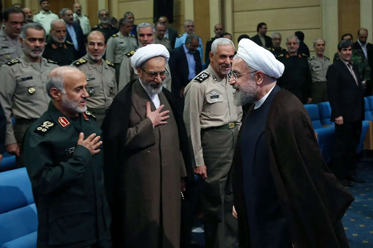 (تصاویر) افطاری روحانی با فرماندهان نظامی