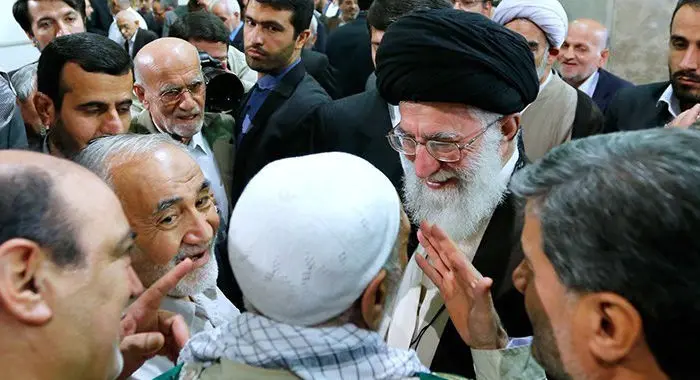 دیدار خانواده‌های شهدا با مقام معظم رهبری، صحبت‌های درگوشی در مجمع، هنرمندان در اکران...