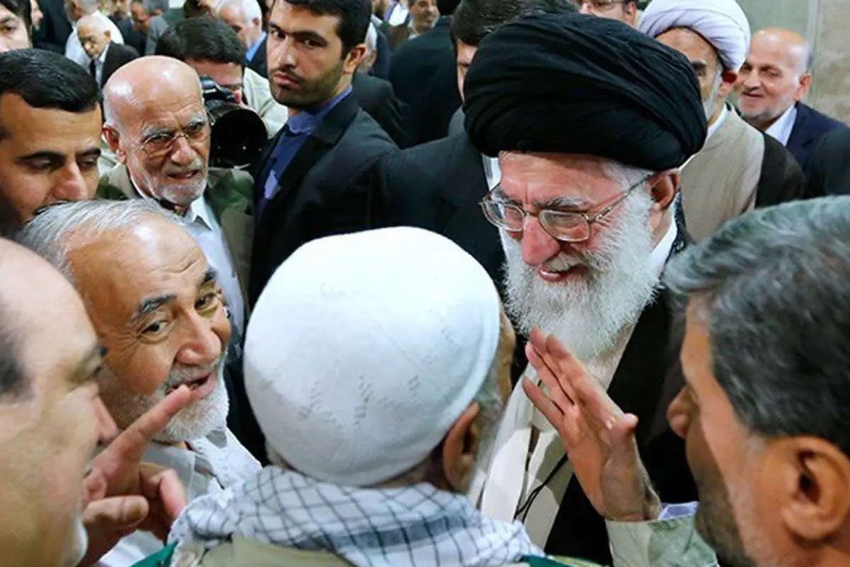 دیدار خانوادههای شهدا با مقام معظم رهبری، صحبتهای درگوشی در مجمع، هنرمندان در اکران...
