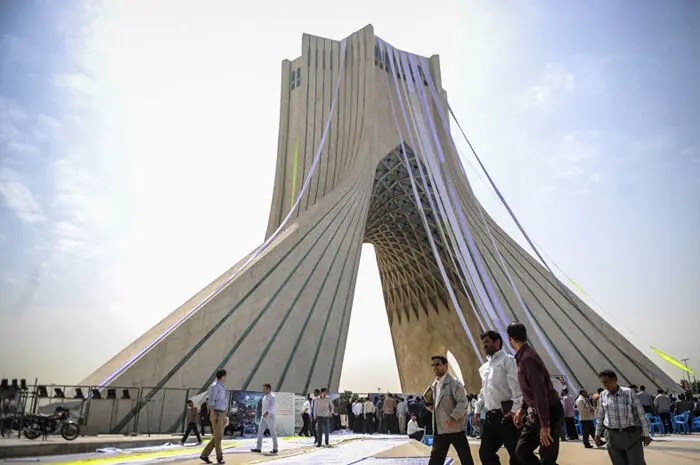 (تصاویر) آویختن «گزاره‌برگ ملی» از برج آزادی