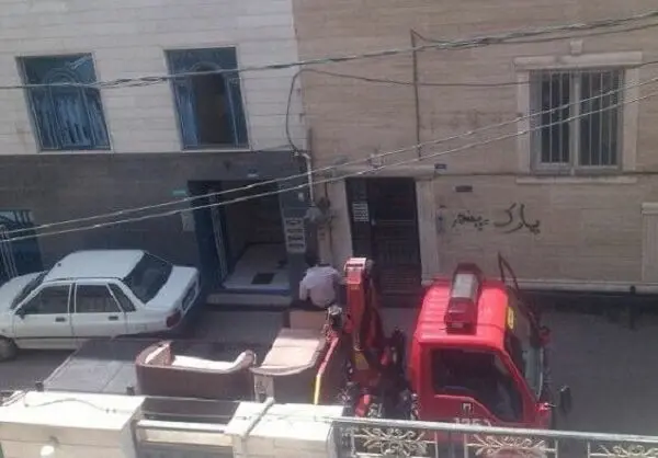 (تصویر) اثاث‌کشی با ماشین «آتش‌نشانی»!