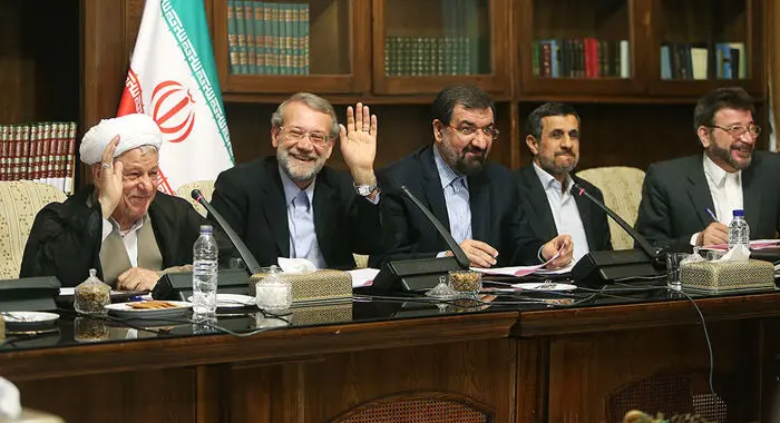 چهره‌های خندان در جلسه مجمع تشخیص، هنرمندان در مراسم اکران فیلم، برترین‌های فوتبال، آتش‌سوزی در انبار و ...