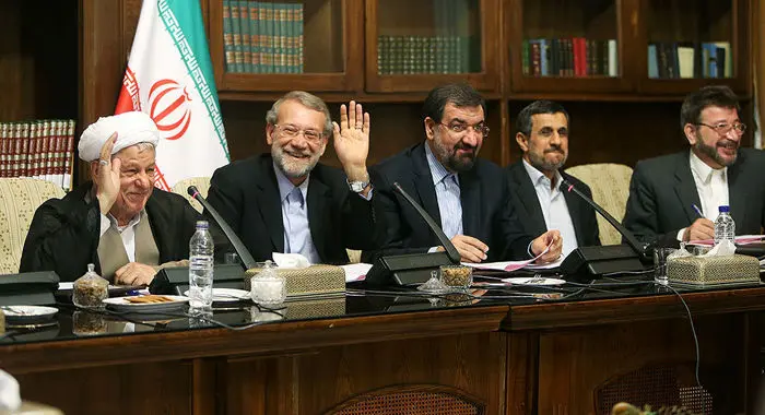 چهره‌های خندان در جلسه مجمع تشخیص، هنرمندان در مراسم اکران فیلم، برترین‌های فوتبال، آتش‌سوزی در انبار و ...