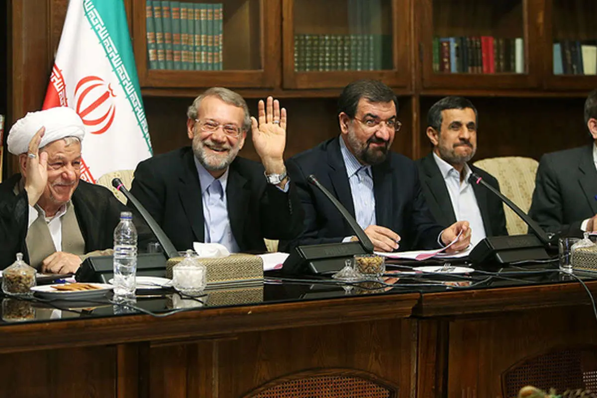 چهرههای خندان در جلسه مجمع تشخیص، هنرمندان در مراسم اکران فیلم، برترینهای فوتبال، آتشسوزی در انبار و ...