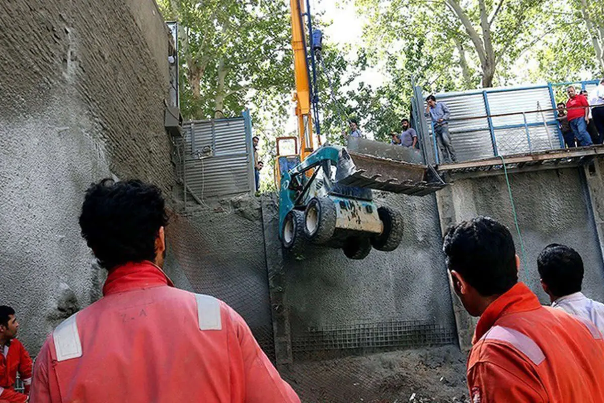 (تصاویر) ریزش آوار روی دو کارگر ساختمانی