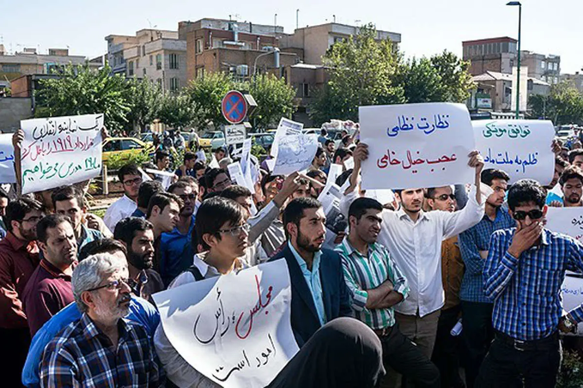 (تصاویر) تجمع دلواپسان مقابل مجلس