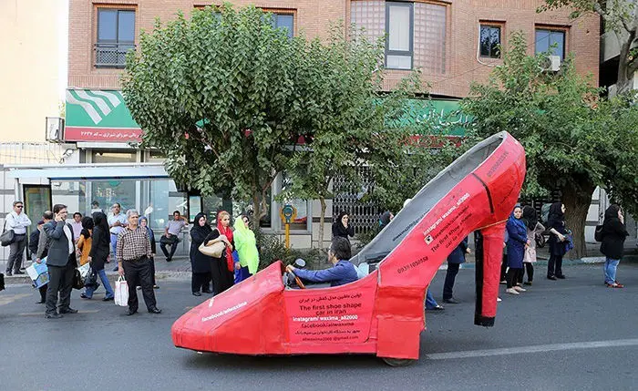 (تصاویر) مردی سوار بر کفش زنانه در تهران