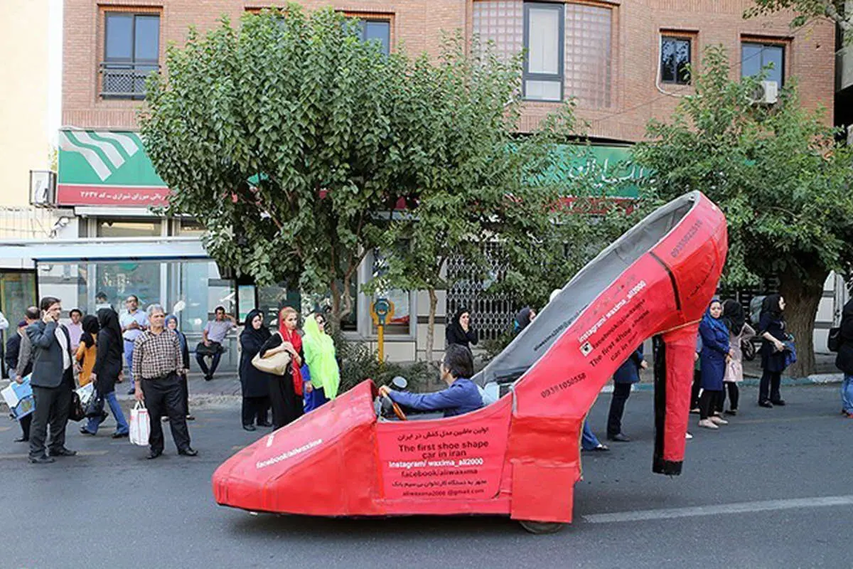 (تصاویر) مردی سوار بر کفش زنانه در تهران