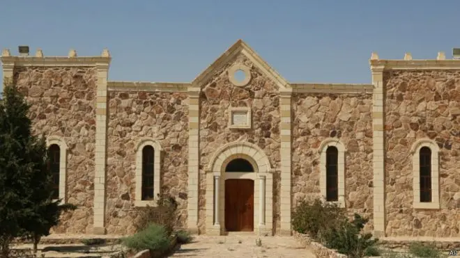 داعش صومعه را خراب و مسیحیان را گروگان گرفت