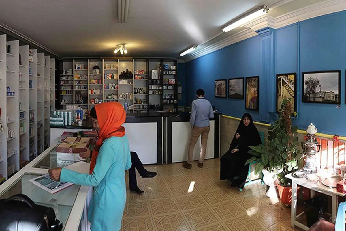 (تصاویر) نگارخانهای در داروخانه