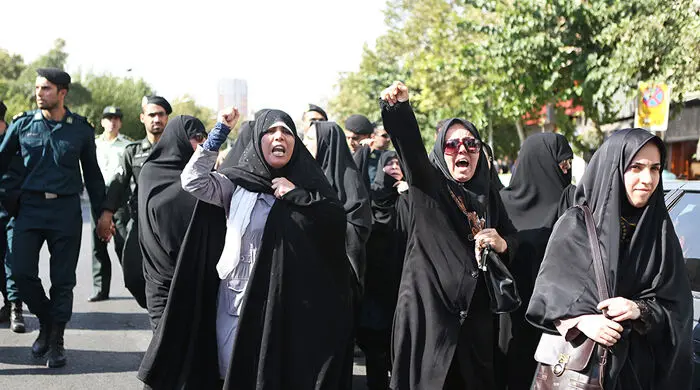 (تصاویر) تجمع در مقابل سفارت انگلیس