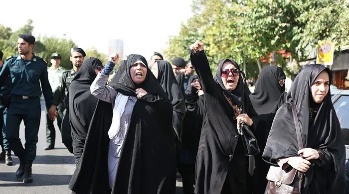 (تصاویر) تجمع در مقابل سفارت انگلیس