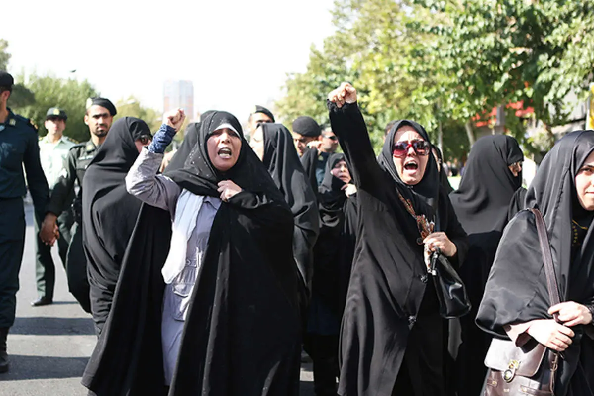 (تصاویر) تجمع در مقابل سفارت انگلیس