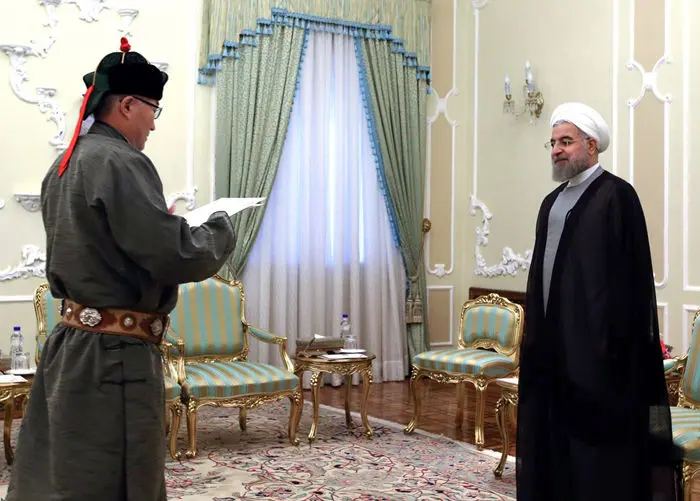 (تصاویر) دیدار با روحانی با لباس مغولی