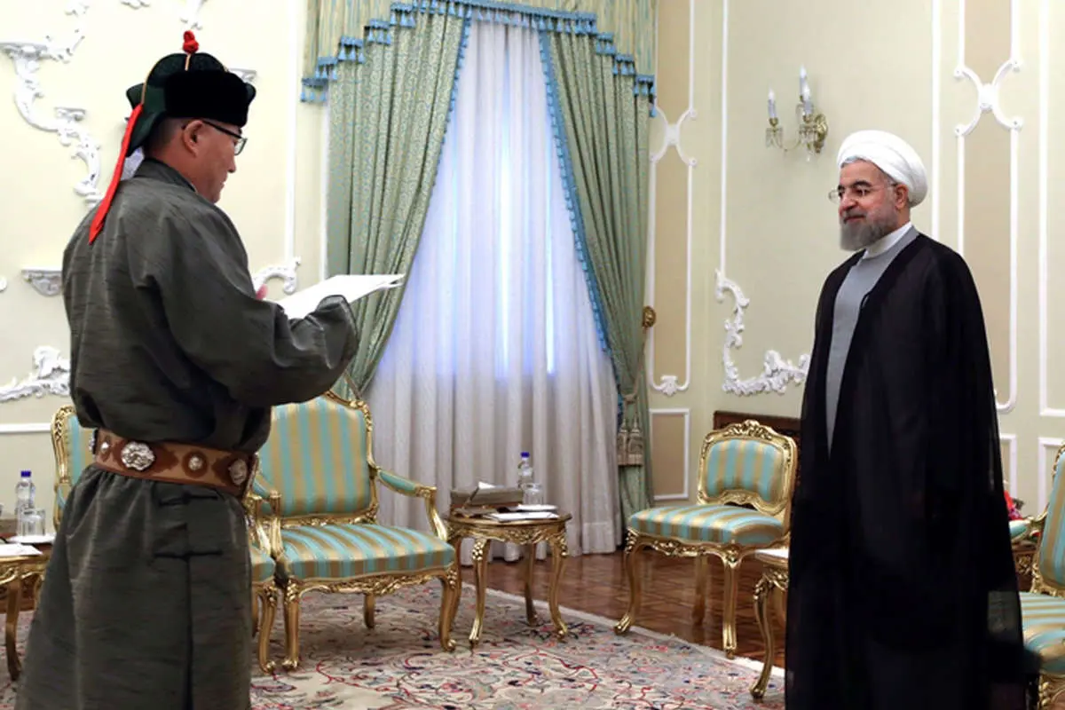 (تصاویر) دیدار با روحانی با لباس مغولی