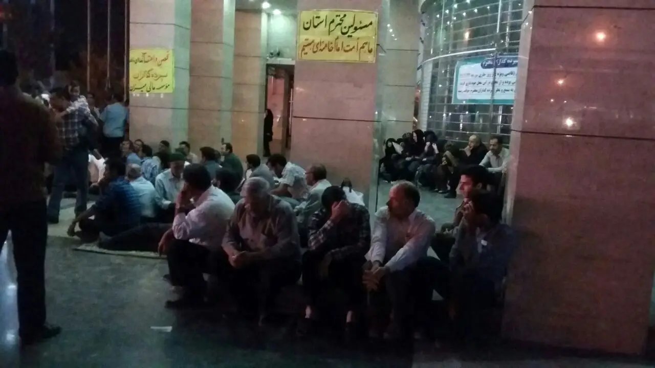 تجمع گروهی از سپرده گذاران در برابر موسسه مالی میزان