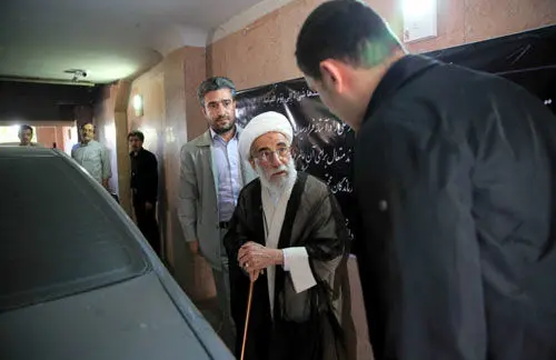 (تصاویر) حضور آیت‌الله جنتی در منزل آیت‌الله خزعلی
