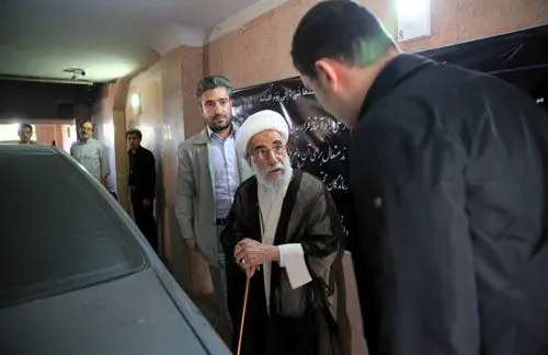 (تصاویر) حضور آیت‌الله جنتی در منزل آیت‌الله خزعلی