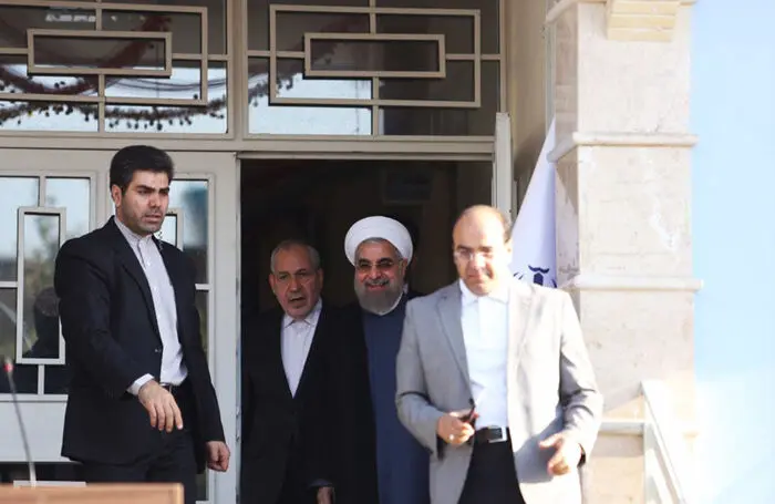 (تصاویر) روحانی زنگ مدرسه را به‌صدا درآورد