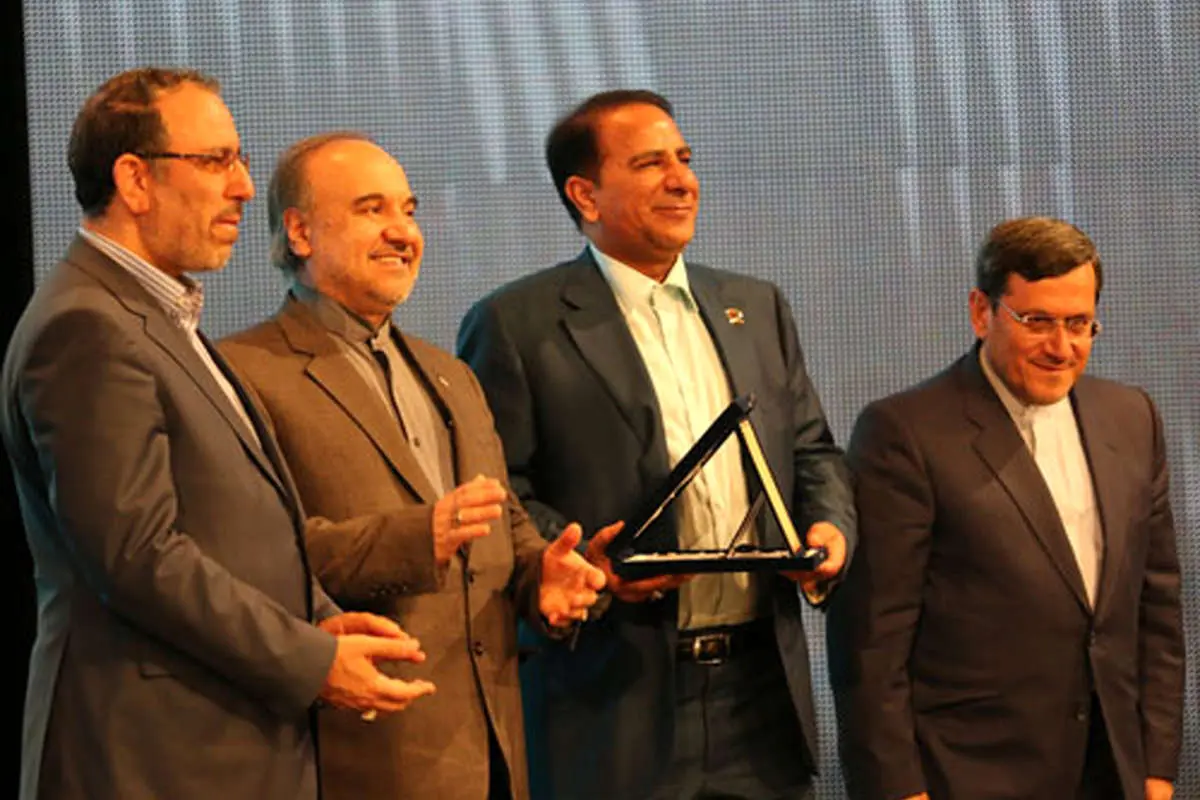 اعطای لوح برترین هلدینگ گردشگری کشور به "گروه مالی گردشگری"
