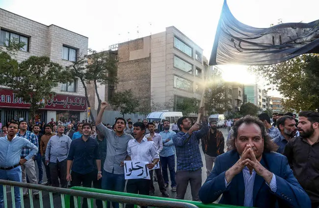 (تصاویر) درگیری مقابل کنسولگری عربستان در مشهد