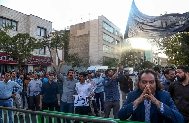 (تصاویر) درگیری مقابل کنسولگری عربستان در مشهد
