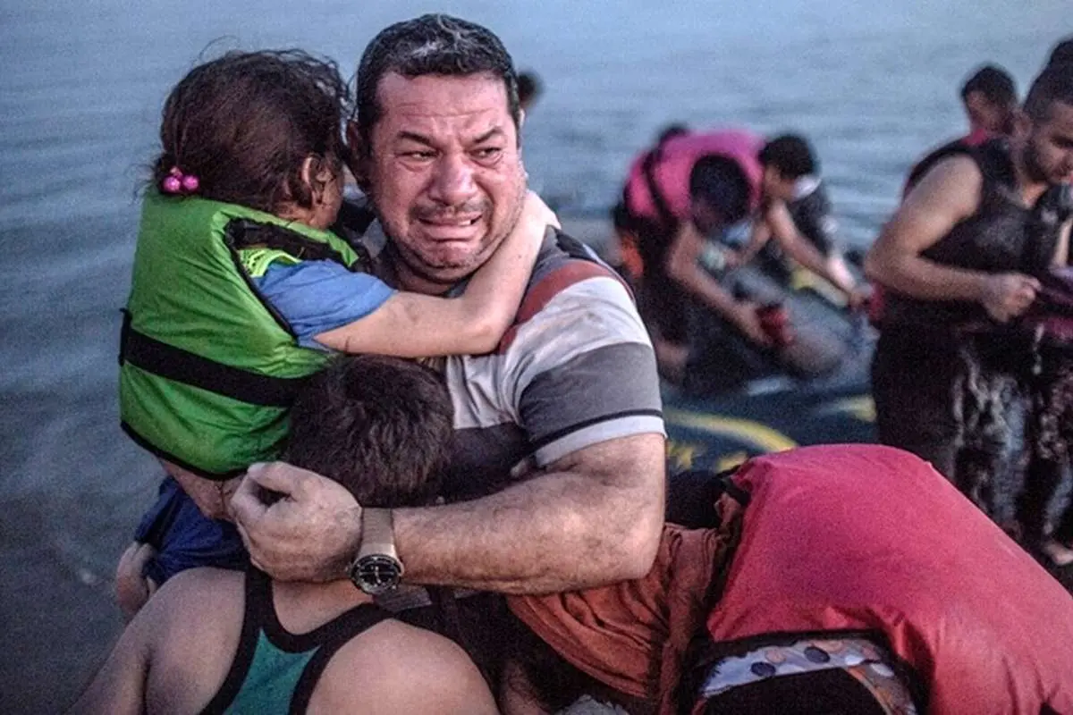دو تصویر از یک پناهجو؛ گریان در یونان، خندان در برلین