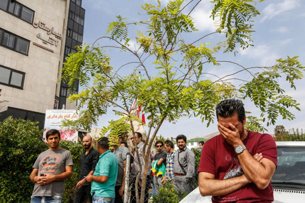 (تصاویر) تجمع هواداران هادی نوروزی مقابل بیمارستان