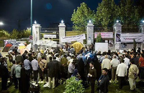 (تصاویر) چادرزدن معترضان برجام جلوی مجلس