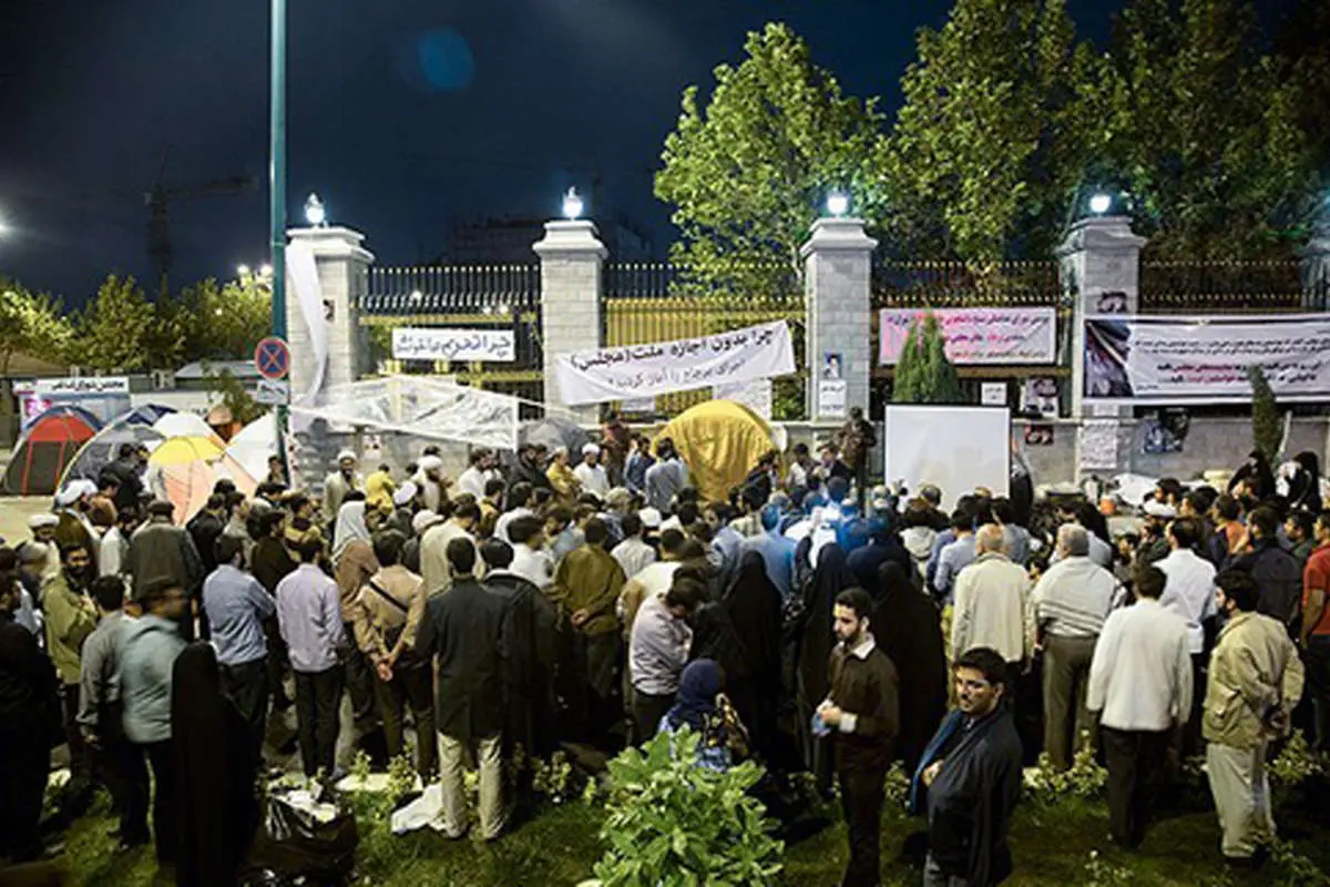 (تصاویر) چادرزدن معترضان برجام جلوی مجلس