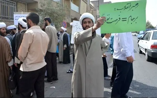 (تصاویر) تجمع دلواپسان مقابل دفتر لاریجانی در قم