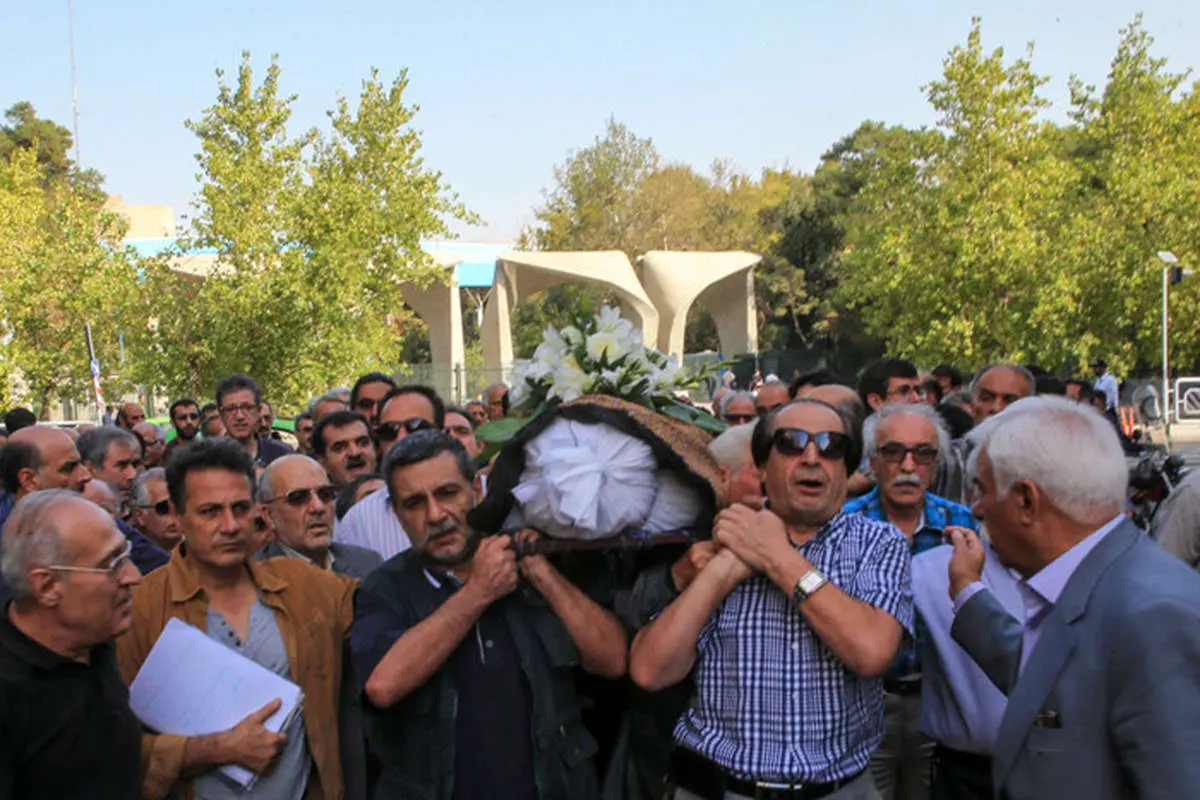 (تصاویر) تشییع مرحوم جعفری از مقابل درهای بسته «امیرکبیر»