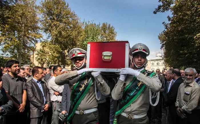 (تصاویر) گریه عراقچی در تشییع جانباخته منا