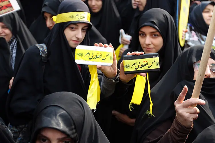 راهپیمایی روز سیزده آبان، هنرمندان در اکران خصوصی فیلم، فستیوال فوتبال دختران، طبیعت...