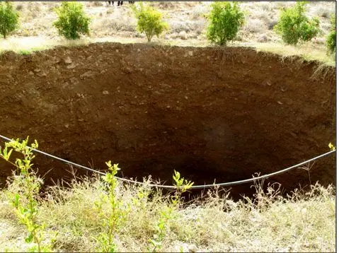 بزرگترین فروچاله کشور در فارس نمایان شد +(تصاویر)