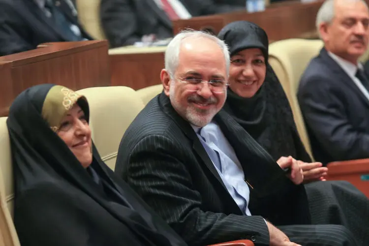 خنده‌های ظریف در اجلاس، تشییع پیکر شهید، استقبال متقاضیان برای خرید خودرو، هنرمندان...