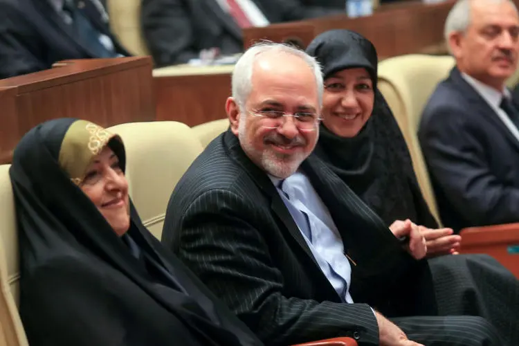 خنده‌های ظریف در اجلاس، تشییع پیکر شهید، استقبال متقاضیان برای خرید خودرو، هنرمندان...
