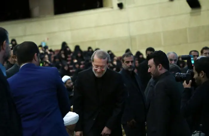 (تصاویر) اعتراض آمر به معروف به لاریجانی
