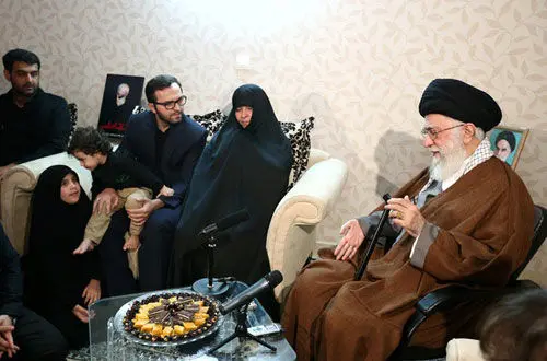 حضور رهبر انقلاب در منزل سردار شهید همدانی