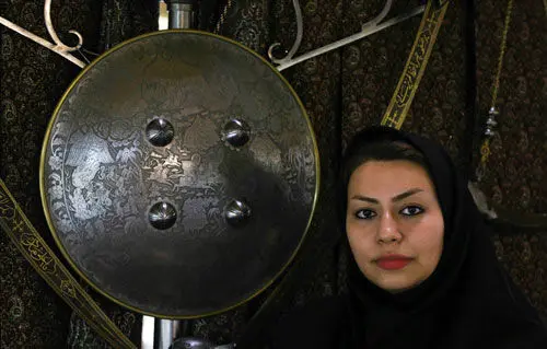 زنی که روی عَلَم هنرنمایی می‌کند +(تصاویر)