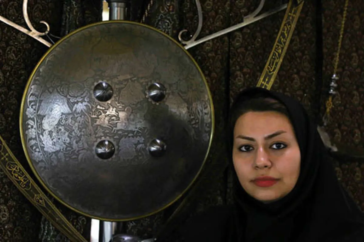 زنی که روی عَلَم هنرنمایی میکند +(تصاویر)
