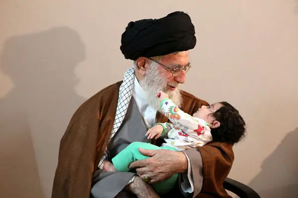 حاشیه‌های حضور رهبر انقلاب در منزل شهید همدانی +(تصاویر)