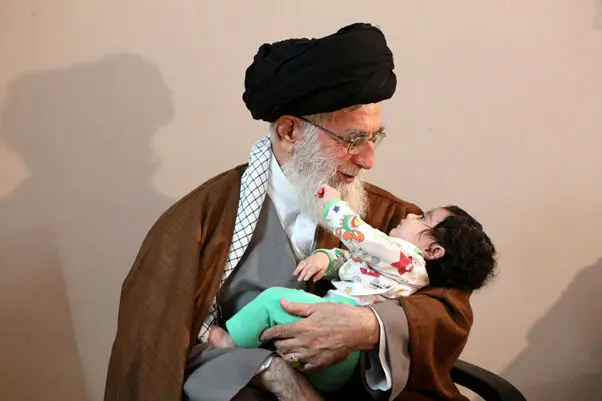 حاشیه‌های حضور رهبر انقلاب در منزل شهید همدانی +(تصاویر)