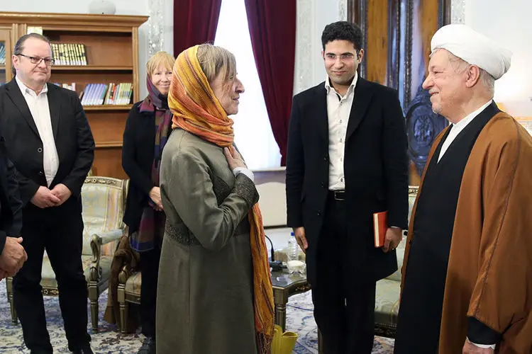 دیدار استادان نروژی با آیت‌الله هاشمی، سخنرانی علی مطهری در دانشگاه شیراز، هوای بارانی،...